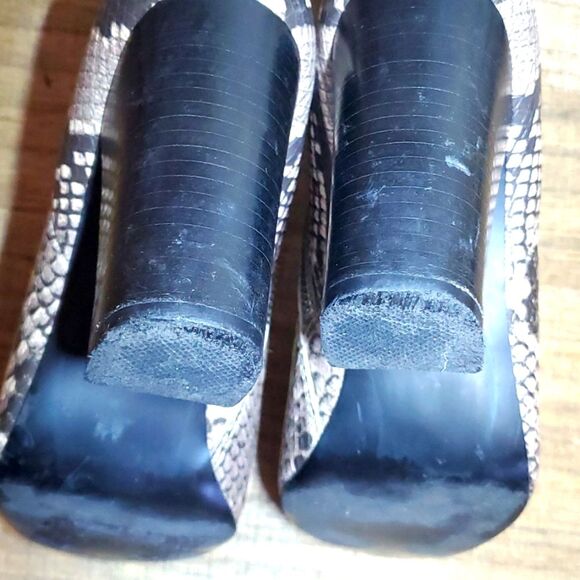 Steve Madden Pixie Tan, Black Snake Print Block Heel Ankle Bootie Sz 7.M - Picture 6 of 8